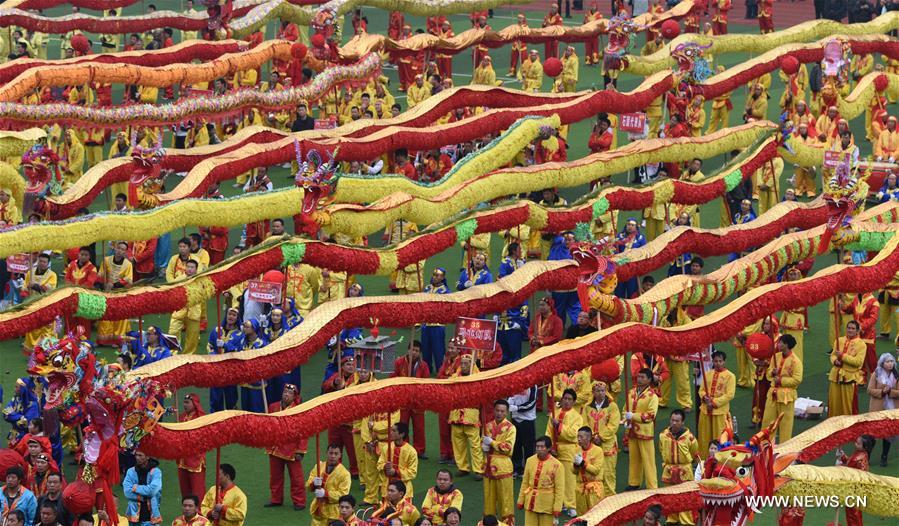 الصورة: مهرجان رقصة التنين في جنوب غربي الصين 