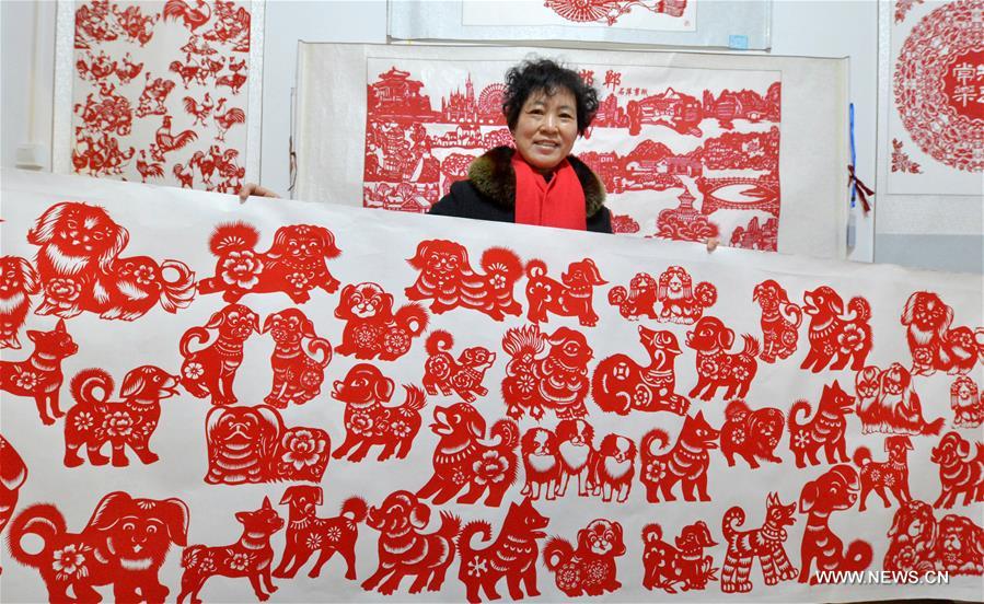 الصورة: فن قص الورق التقليدي الصيني على شكل "كلب"