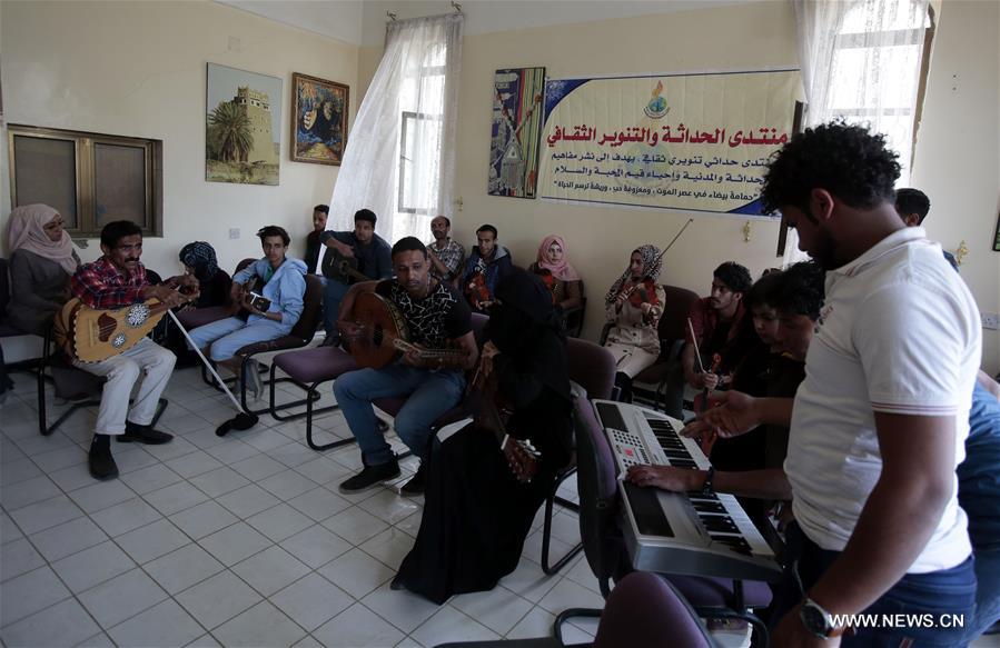 الصورة: يمنيون يلجأون لدروس الموسيقى لتخفيف معاناتهم
