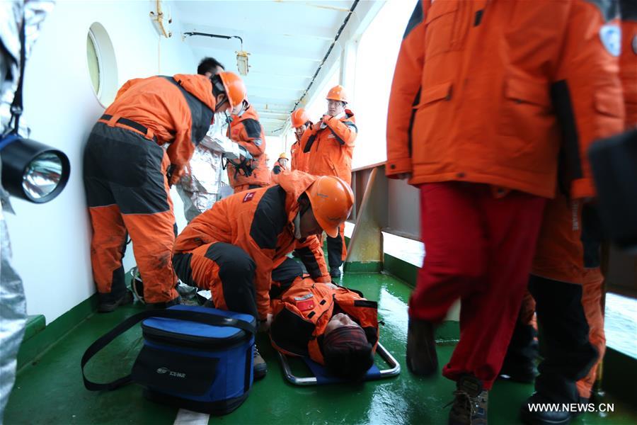 الصورة: تدريب التأهب لحالات الطوارئ على متن سفينة البحوث العلمية الصينية في القطب  الجنوبي
