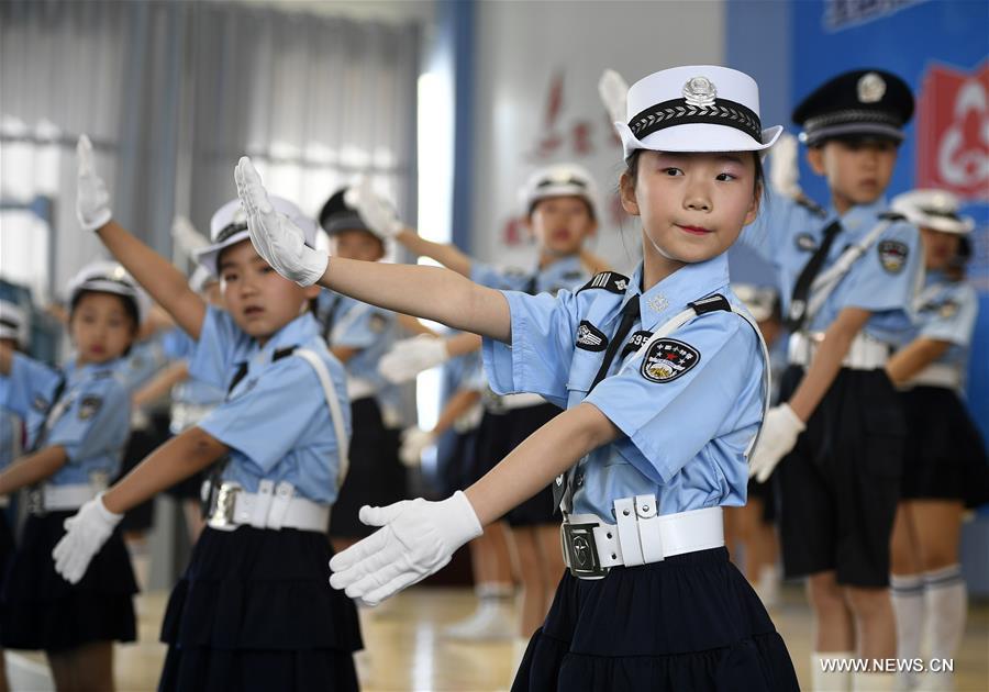 الصورة: طلاب يرتدون أزياء رجال الشرطة في مدرسة ابتدائية في نينغشيا الصينية