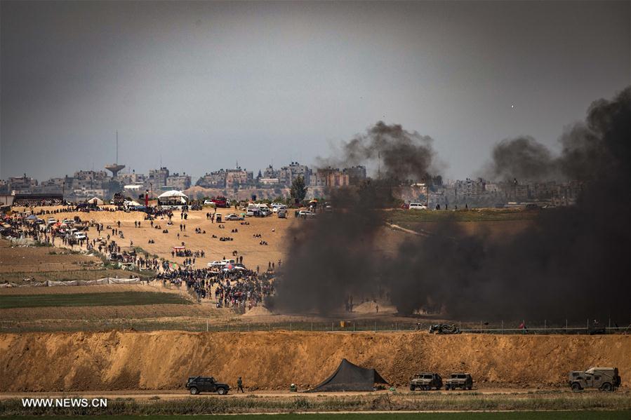 الصورة: مقتل 8 فلسطينيين وإصابة المئات في مواجهات قرب السياج الفاصل بين غزة وإسرائيل