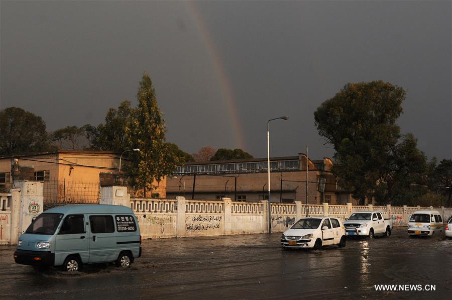 الصورة: أمطار غزيرة في صنعاء والسلطات تحذر المواطنين من فيضانات متوقعة