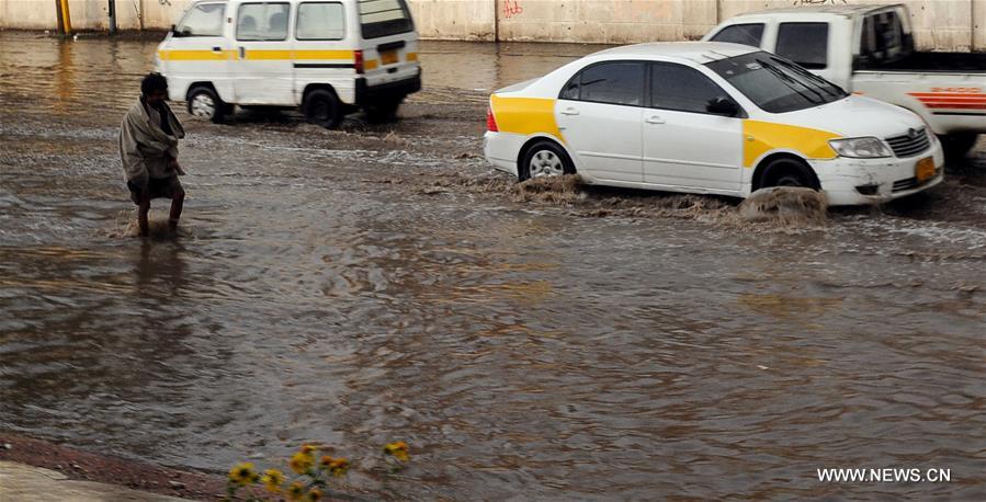 الصورة: أمطار غزيرة في صنعاء والسلطات تحذر المواطنين من فيضانات متوقعة