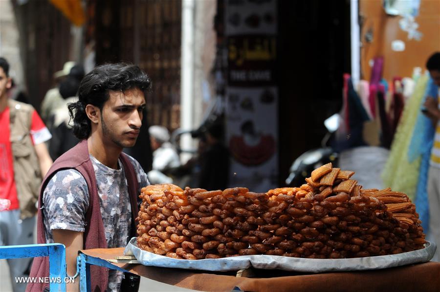 الصورة: اليمنيون يتسوّقون خلال أول أيام شهر رمضان