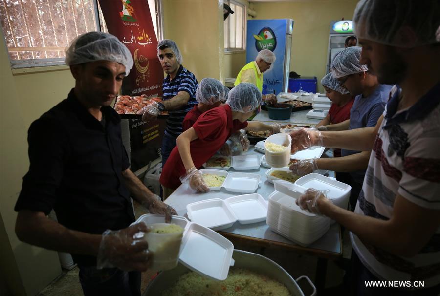 الصورة: فلسطينيون يجهّزون وجبات إفطار مجانية في الضفة الغربية بمناسبة رمضان