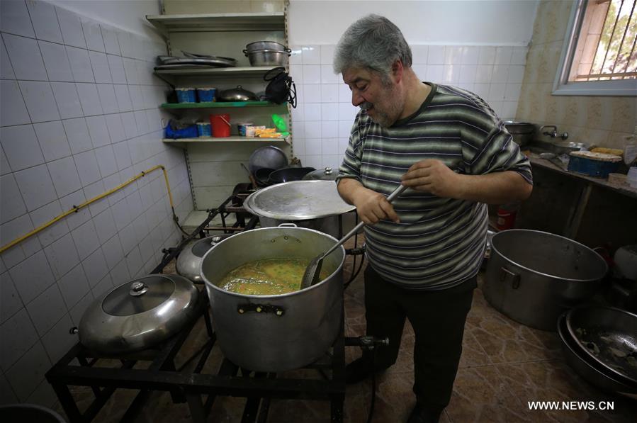 الصورة: فلسطينيون يجهّزون وجبات إفطار مجانية في الضفة الغربية بمناسبة رمضان