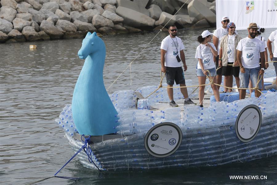 الصورة: صناعة قارب من زجاجات البلاستيك في لبنان