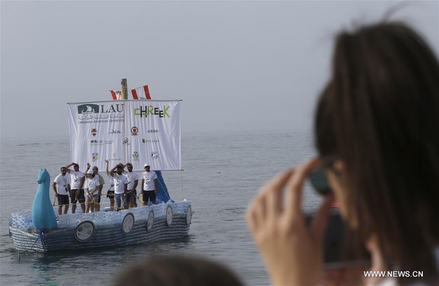 الصورة: صناعة قارب من زجاجات البلاستيك في لبنان