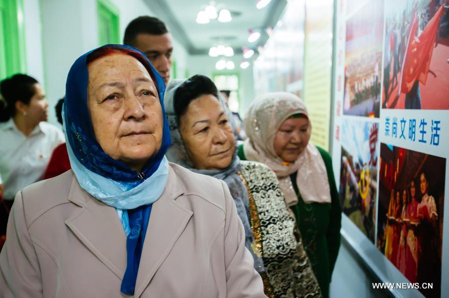 （新疆60年）（1）新疆喀什举办庆祝自治区成立60周年图片展