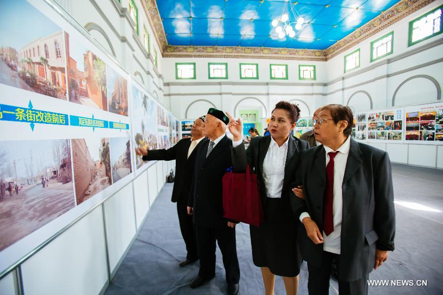 （新疆60年）（2）新疆喀什举办庆祝自治区成立60周年图片展