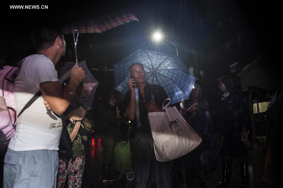 （抗洪抢险）（1）雨夜大转移——武汉蔡甸区多处民垸漫溃　当地紧急转移群众1.6万名 