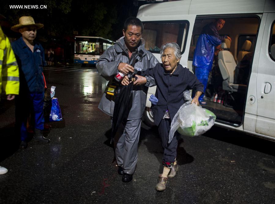 （抗洪抢险）（2）雨夜大转移——武汉蔡甸区多处民垸漫溃　当地紧急转移群众1.6万名 