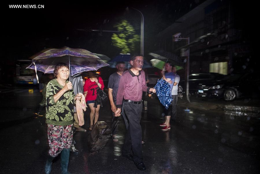 （抗洪抢险）（5）雨夜大转移——武汉蔡甸区多处民垸漫溃　当地紧急转移群众1.6万名 