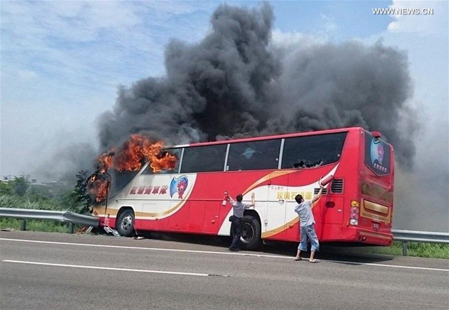 الصورة: 26 قتيلا في حريق بحافلة سياحية في تايوان الصينية