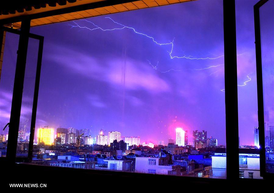 الصورة: صواعق البرق تضرب مدينة بجنوبي الصين
