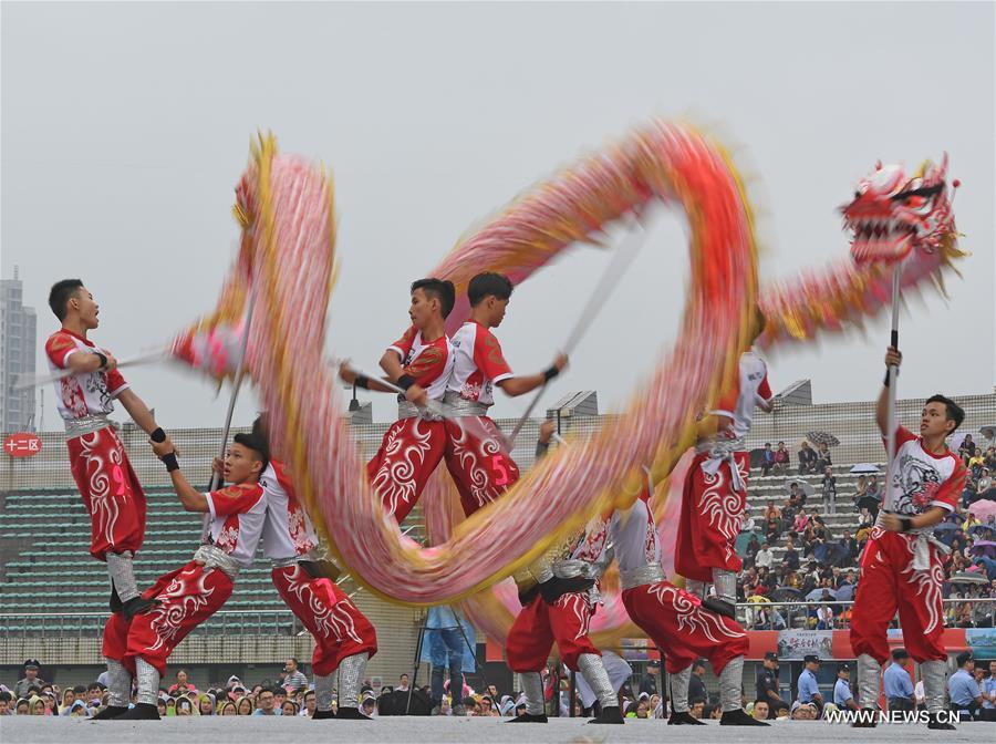 الصورة: إقامة أول منافسة دولية لرقصة التنين في تشونغتشينغ