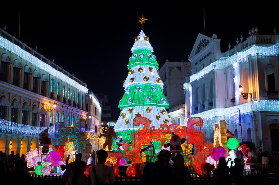 الصورة: مراسم إضاءة المصابيح الملونة بمناسبة عيد الميلاد المقبل في ماكاو