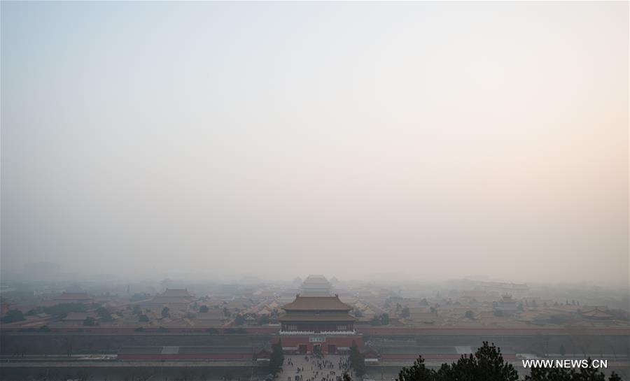 الصورة: الضباب الدخاني الكثيف يخيم على بكين العاصمة الصينية