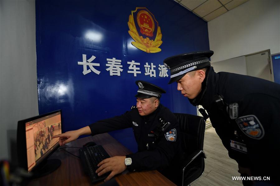 الصورة: الشرطة تعزز الحراسة لضمان السلامة في عطلة عيد الربيع الصيني