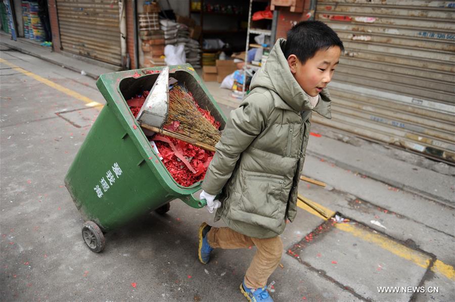 الصورة: صبي يساعد في أعمال النظافة في شرقي الصين