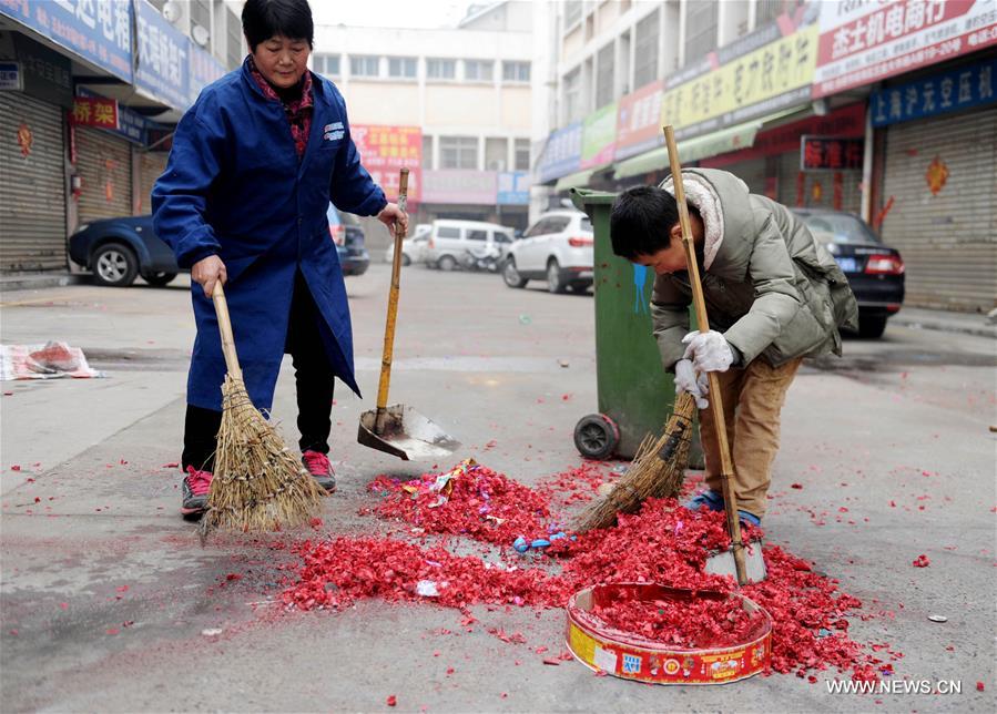 الصورة: صبي يساعد في أعمال النظافة في شرقي الصين