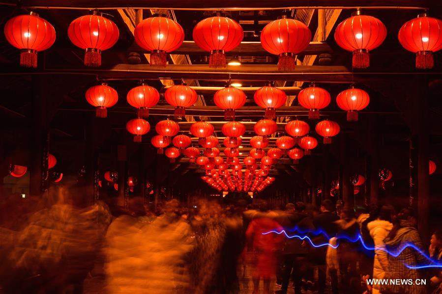  الصورة: الصينيون يستعدون احتفالا باقتراب عيد الفوانيس التقليدي 
