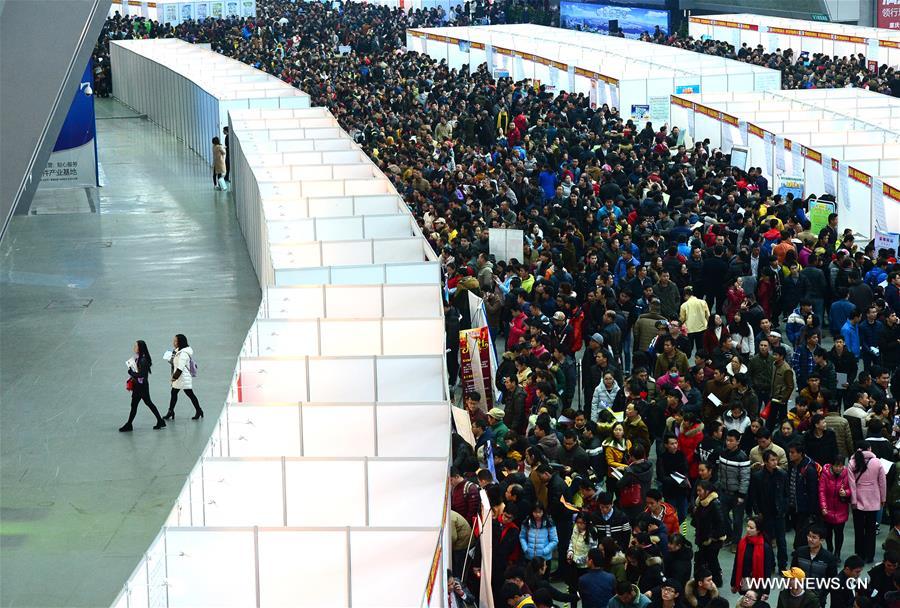 الصورة: معرض للوظائف يجذب عددا كبيرا من الناس في جنوبي الصين 