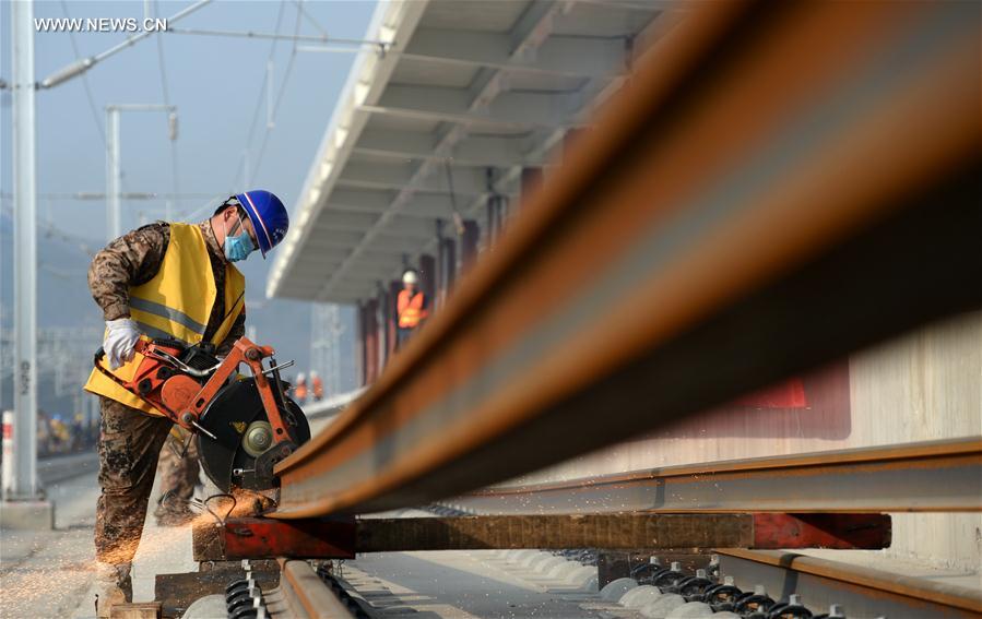 الصورة: إكمال بناء قطاع خط السكك الحديدية فائقة السرعة بمقاطعة شنشي الذي يربط بين  شمال غربي الصين وجنوب غربي الصين