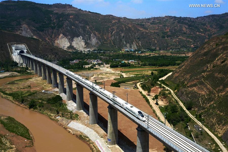  الصورة: سكك الحديد فائقة السرعة في شمال غربي الصين