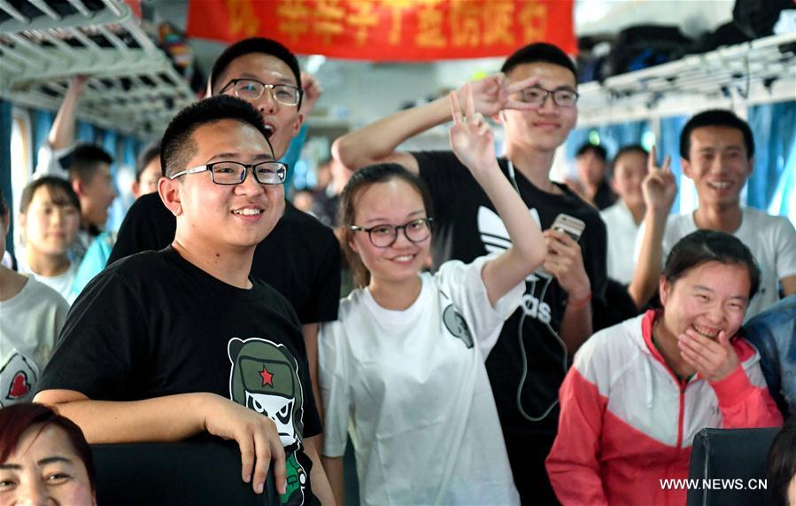 الصورة: 9.4 مليون طالب يشاركون في امتحان قبول الجامعات الصينية