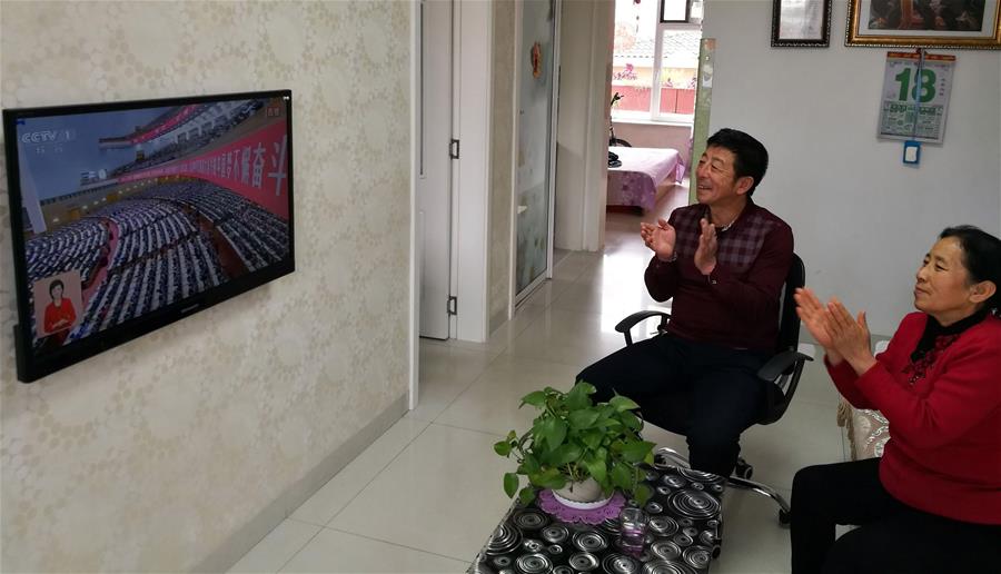 الصورة: زوجان صينيان في منطقة منغوليا الداخلية ذاتية الحكم يتابعان البث الحي لافتتاح  أعمال المؤتمر الوطني ال19 للحزب الشيوعي الصيني 