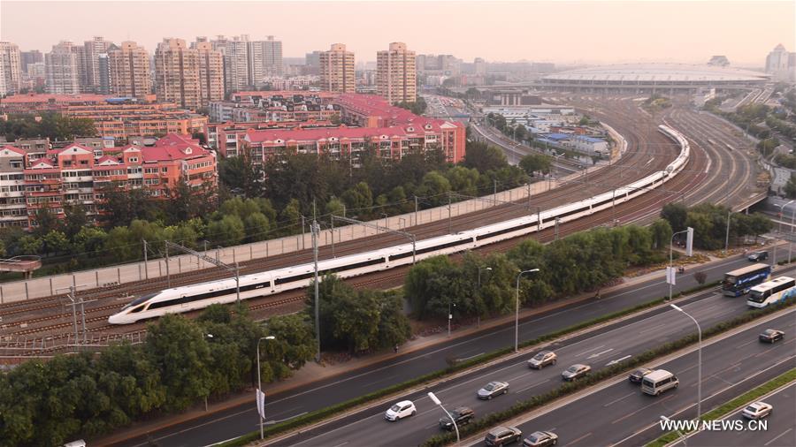 الصورة: قطار "فوشينغ" يخرج من محطة بكين الجنوبية للسكك الحديدية