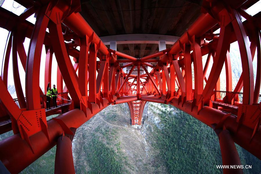 الصورة: الفحص الأمني لجسر فولاذي عملاق في وسط الصين
