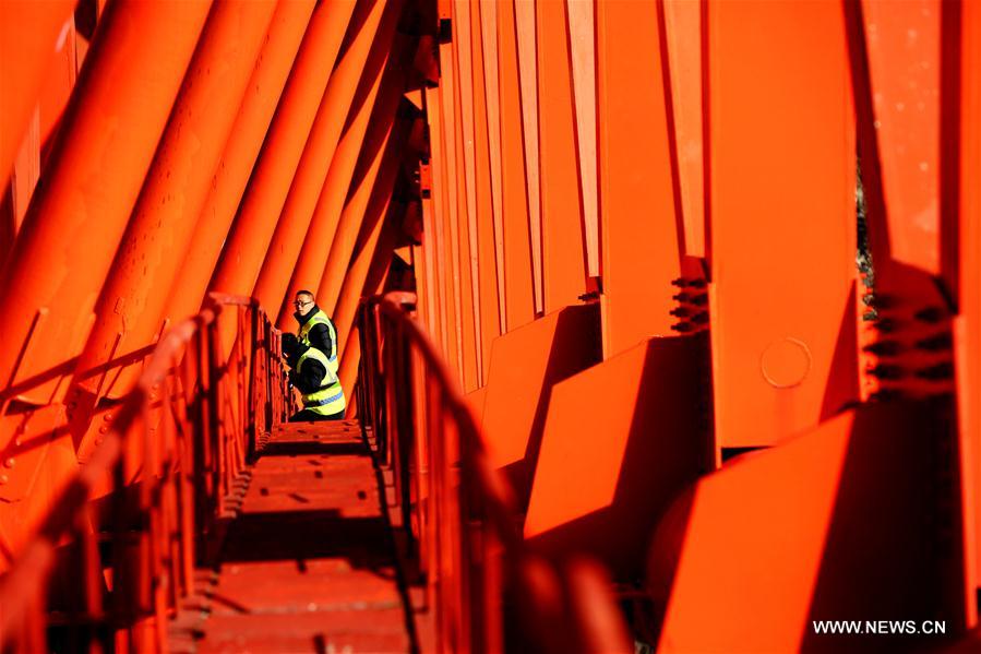الصورة: الفحص الأمني لجسر فولاذي عملاق في وسط الصين