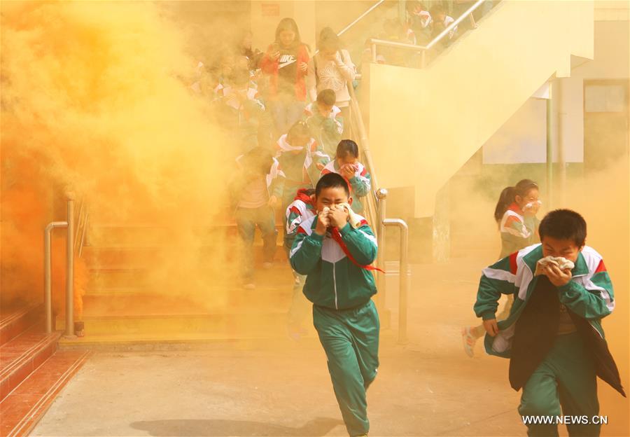الصورة: تدريبات على مواجهة الحرائق في مدرسة بشمالي الصين