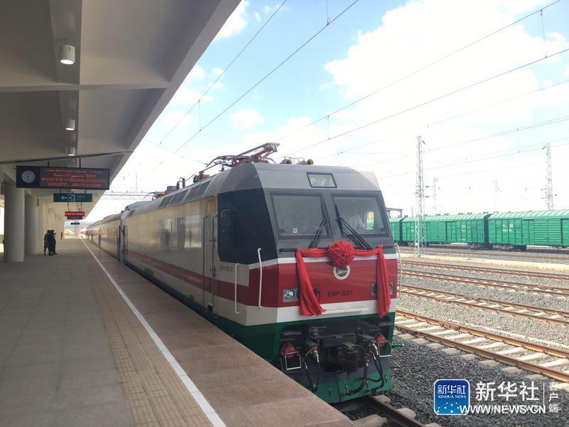 الصورة: إطلاق أول رحلة على خط سكة حديدية تم بناؤه من قبل شركة صينية في شرقي إفريقيا 