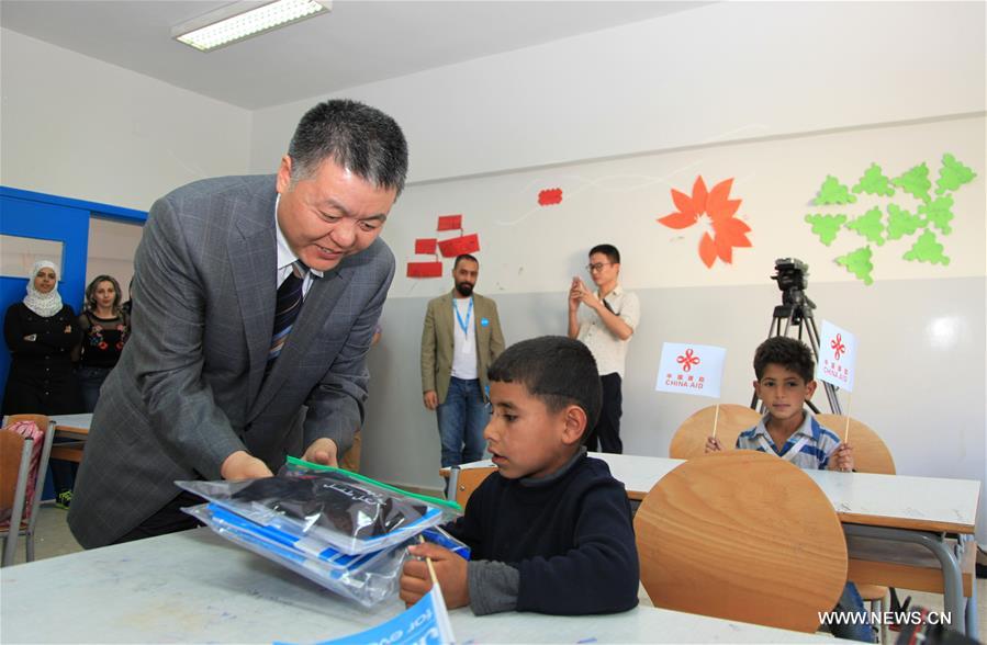 الصورة: الصين تقدم مساعدات تربوية للنازحين السوريين في لبنان