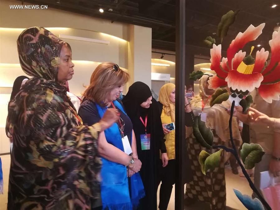 الصورة : سيدات عربيات يزرن مركز الأعمال اليدوية في بكين 