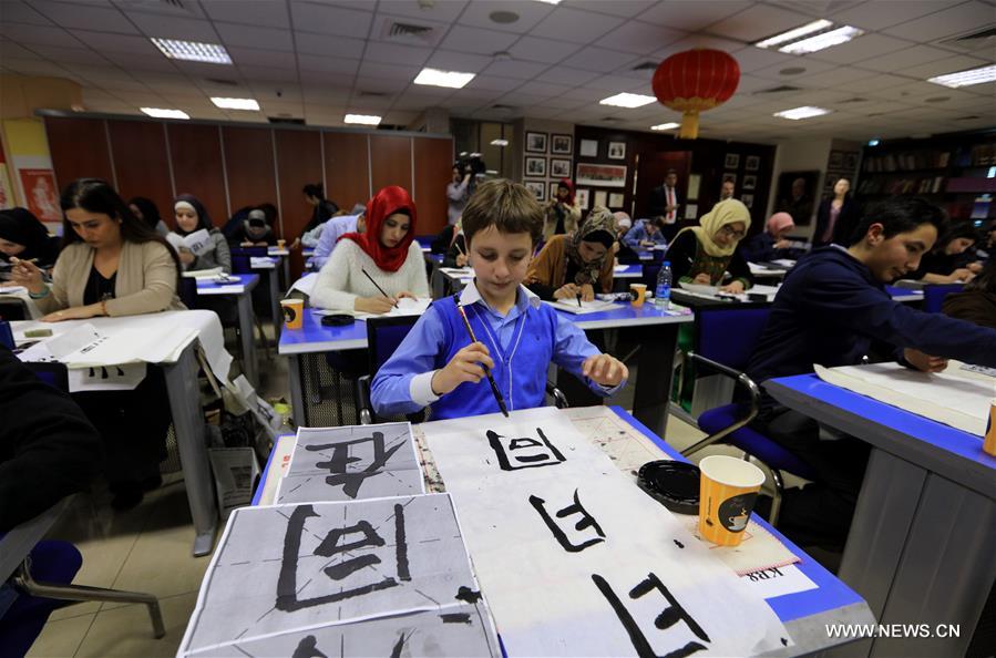 الصورة: مسابقة للخط الصيني للطلبة بالأردن