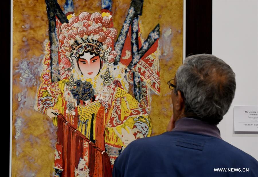 الصورة: قطعة فنية من الخزف الصيني في معرض بتونس