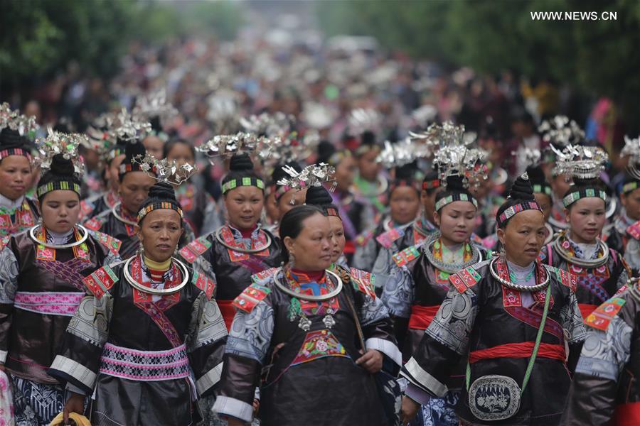 #（社会）（1）贵州丹寨举行苗族服饰展演巡游活动
