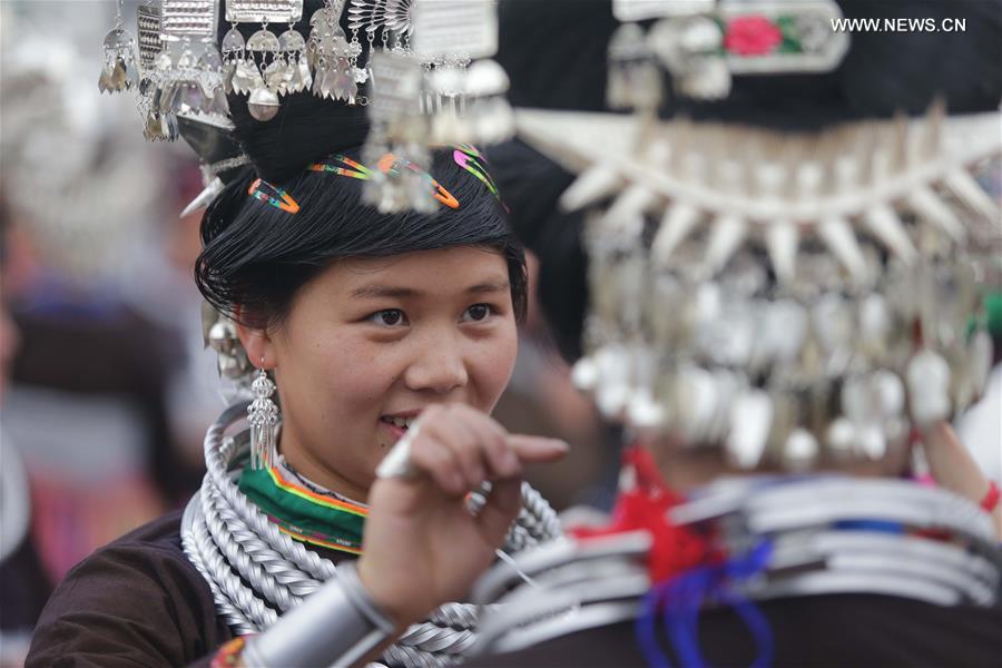#（社会）（3）贵州丹寨举行苗族服饰展演巡游活动