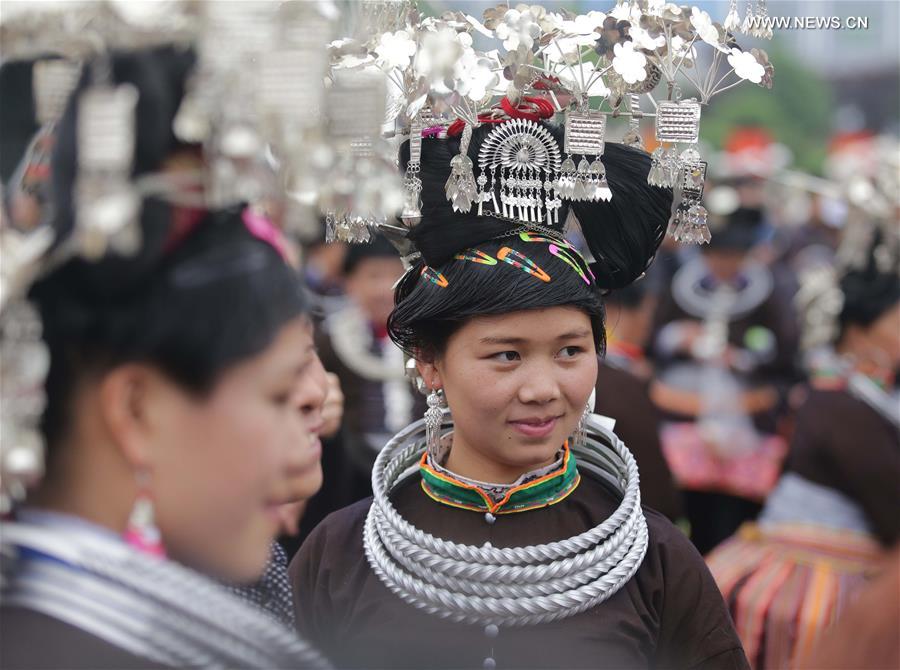 #（社会）（4）贵州丹寨举行苗族服饰展演巡游活动