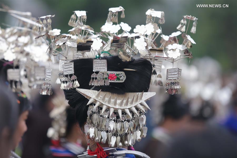#（社会）（5）贵州丹寨举行苗族服饰展演巡游活动