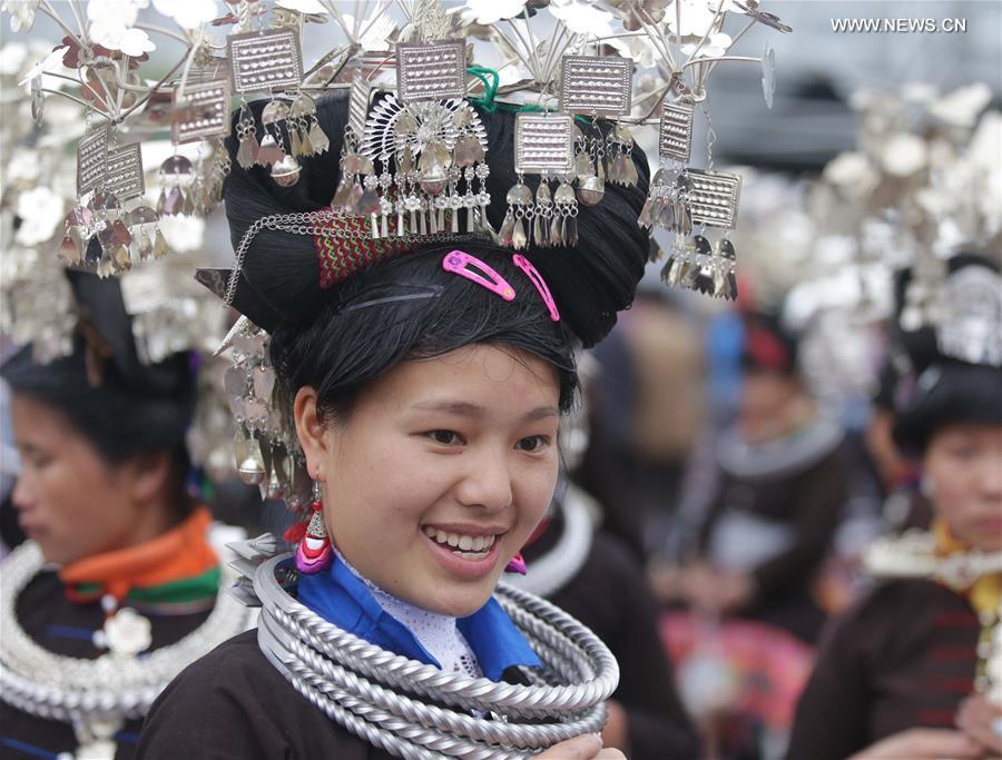#（社会）（9）贵州丹寨举行苗族服饰展演巡游活动
