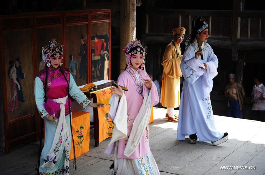 الصورة : تمثيلية تقليدية مميزة على مسرح في قرية شرقي الصين