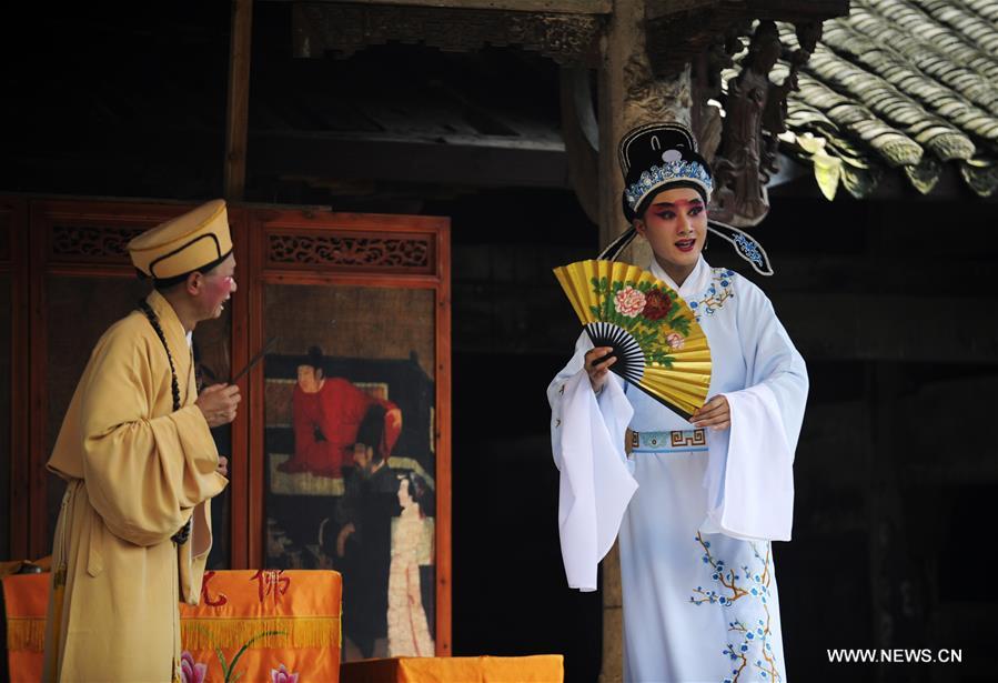 الصورة : تمثيلية تقليدية مميزة على مسرح في قرية شرقي الصين