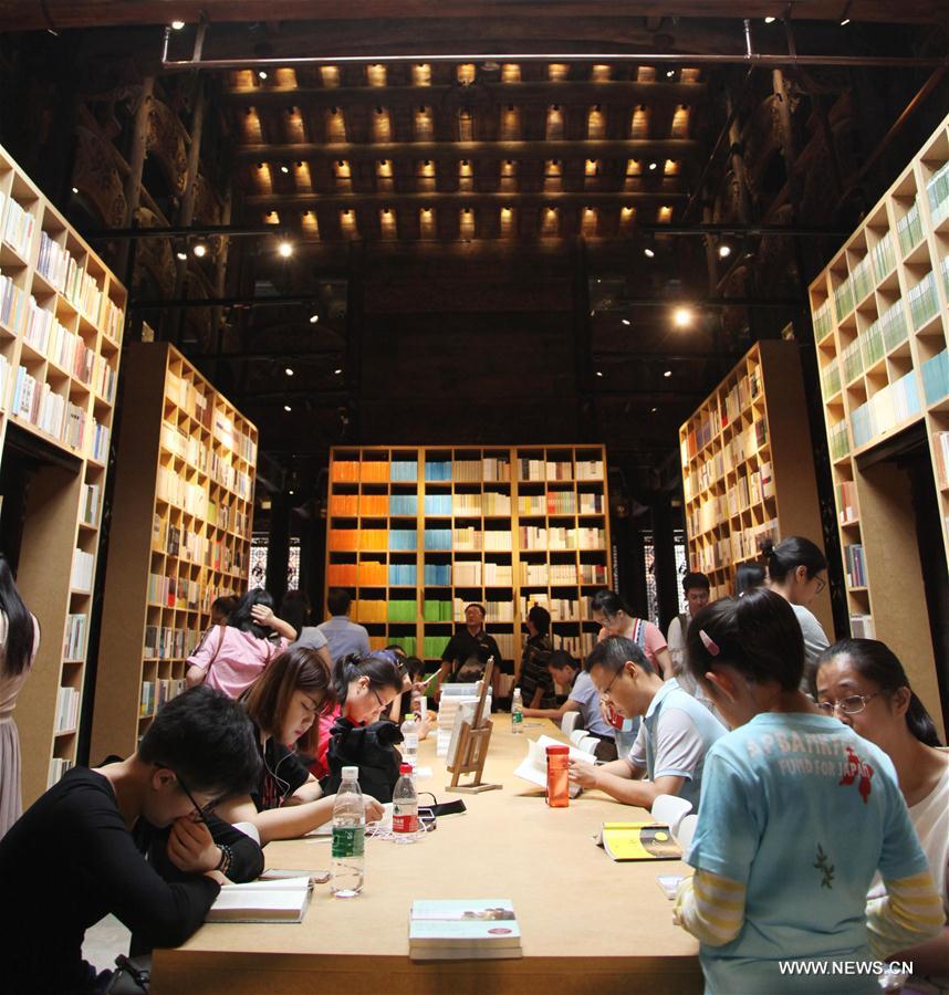  الصورة: مطالعة الكتب الاختيار الأنسب للكثير من الصينيين في عطلة العيد الوطني