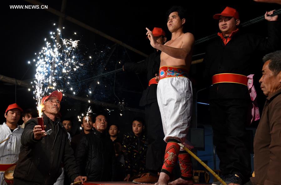 （文化）（4）福建莆田上演“吃花”